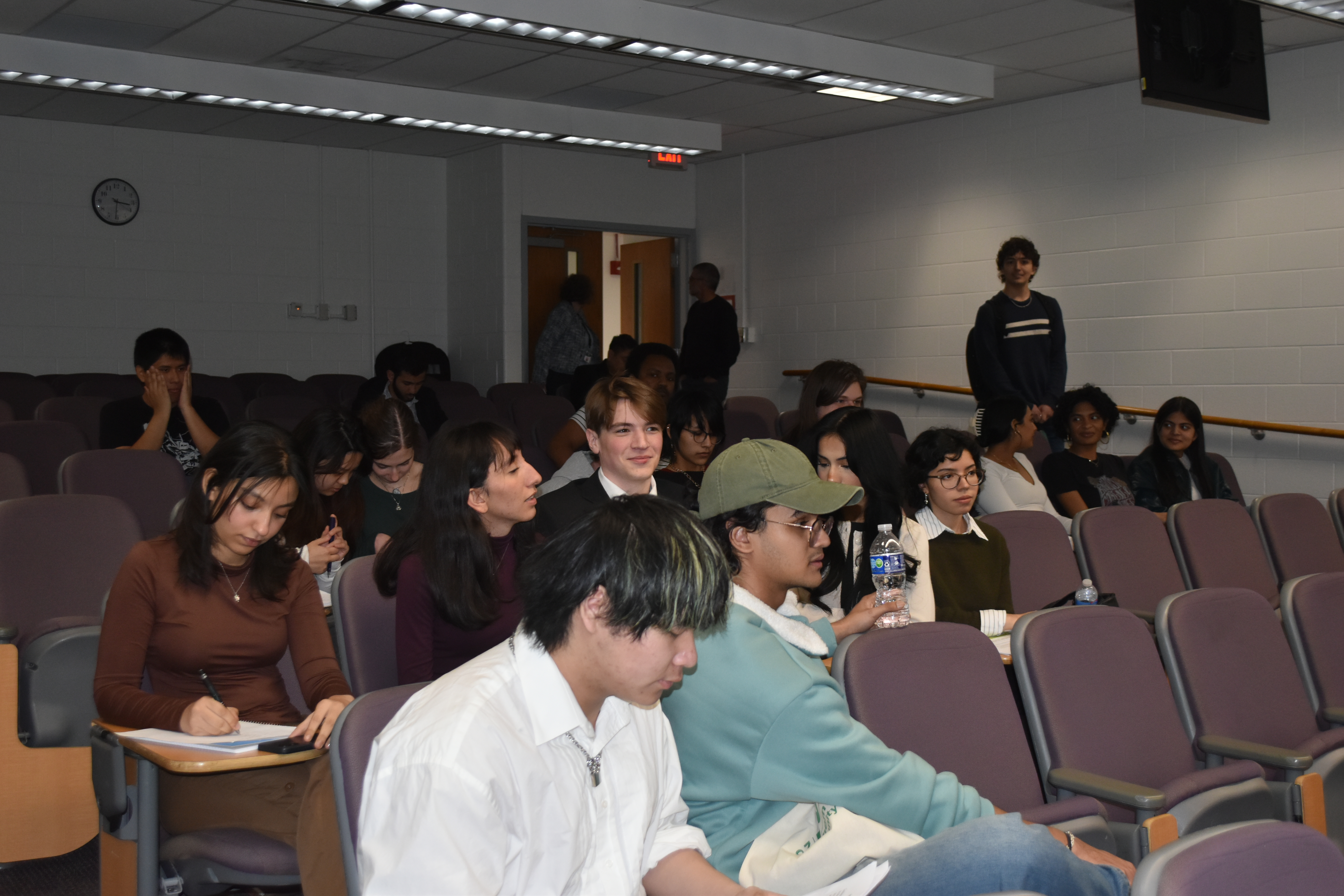 debate night crowd