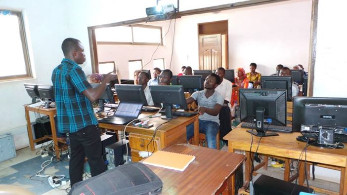 Kanligi teaches IT and business skills to Techie Skills participants in Ghana. 