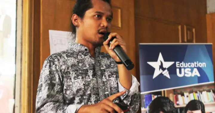 Arham (Indonesia, NOVA Community College – Annandale, Media) speaking at an EducationUSA event in Indonesia.