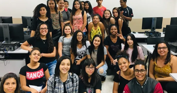 CCI alumna Ana Laura Soares (far right) with IT for Girls project participants.