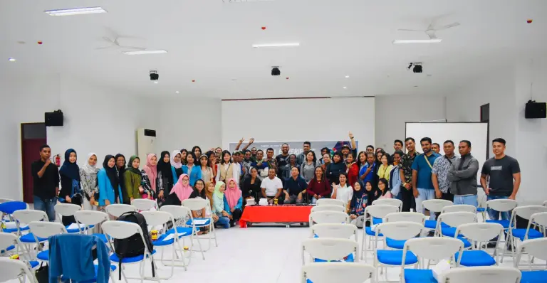 In July, four CCI alumni in Papua, Indonesia shared stories from their exchange year at “English an Hour,” a weekly language-learning gathering.