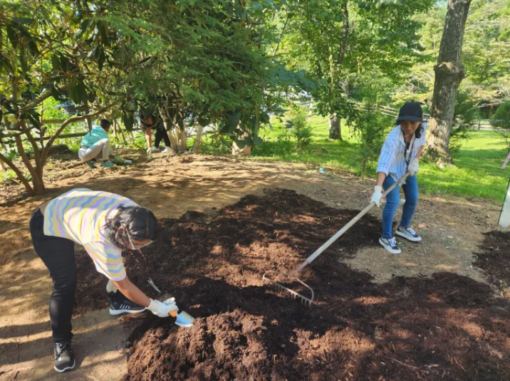 Northern Virginia Community College, Annandale Students Volunteer at Colvin Run Mill Historic Site