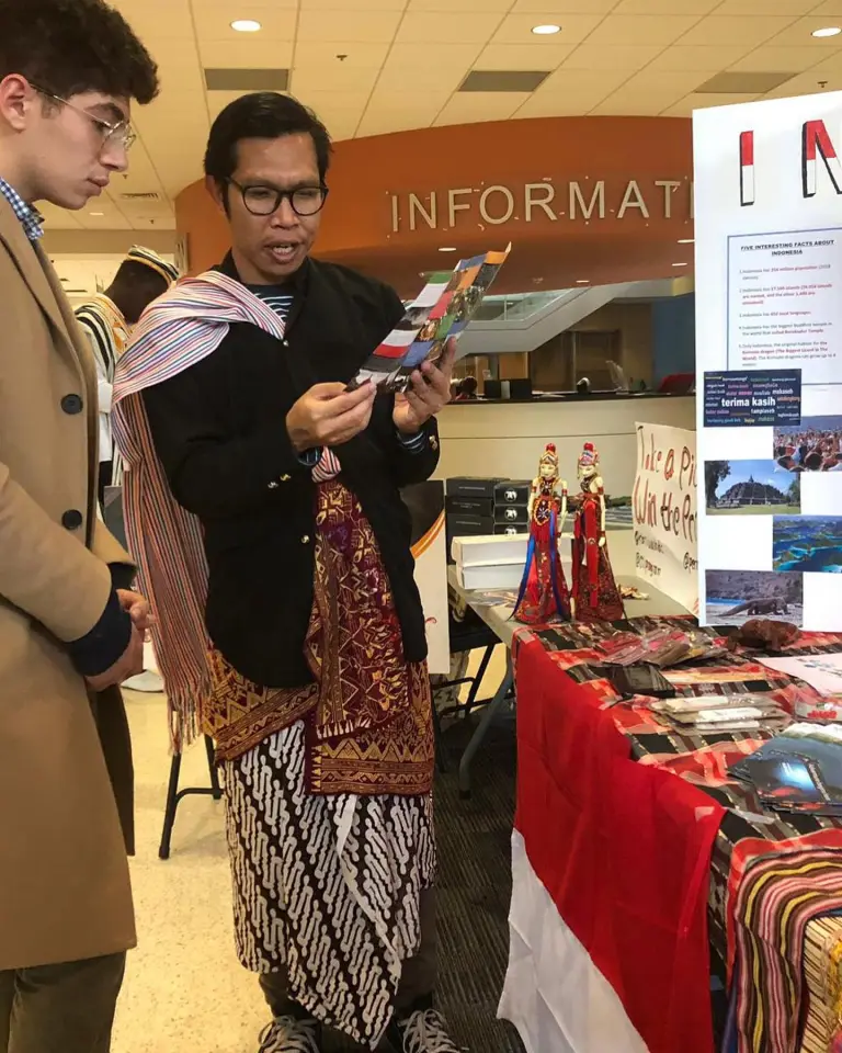 Throughout the week, CCI participants at Northern Virginia Community College’s Annandale Campus hosted the “Cultural Display and Gallery” event on campus.